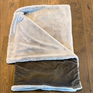 Vera Wang Luxurious Gray and Cream Throw